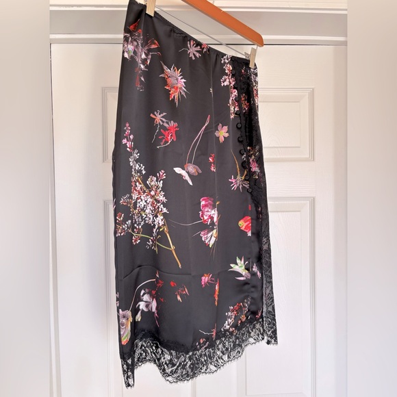NWT Victoria’s Secret Black Floral Print Satin & Lace Midi Skirt in Size Medium - Picture 1 of 17